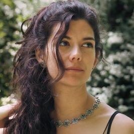 Collar Noemí con cadena metálica y piedras turquesa en forma de flores