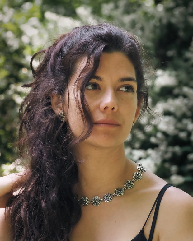 Collar Noemí con cadena metálica y piedras turquesa en forma de flores