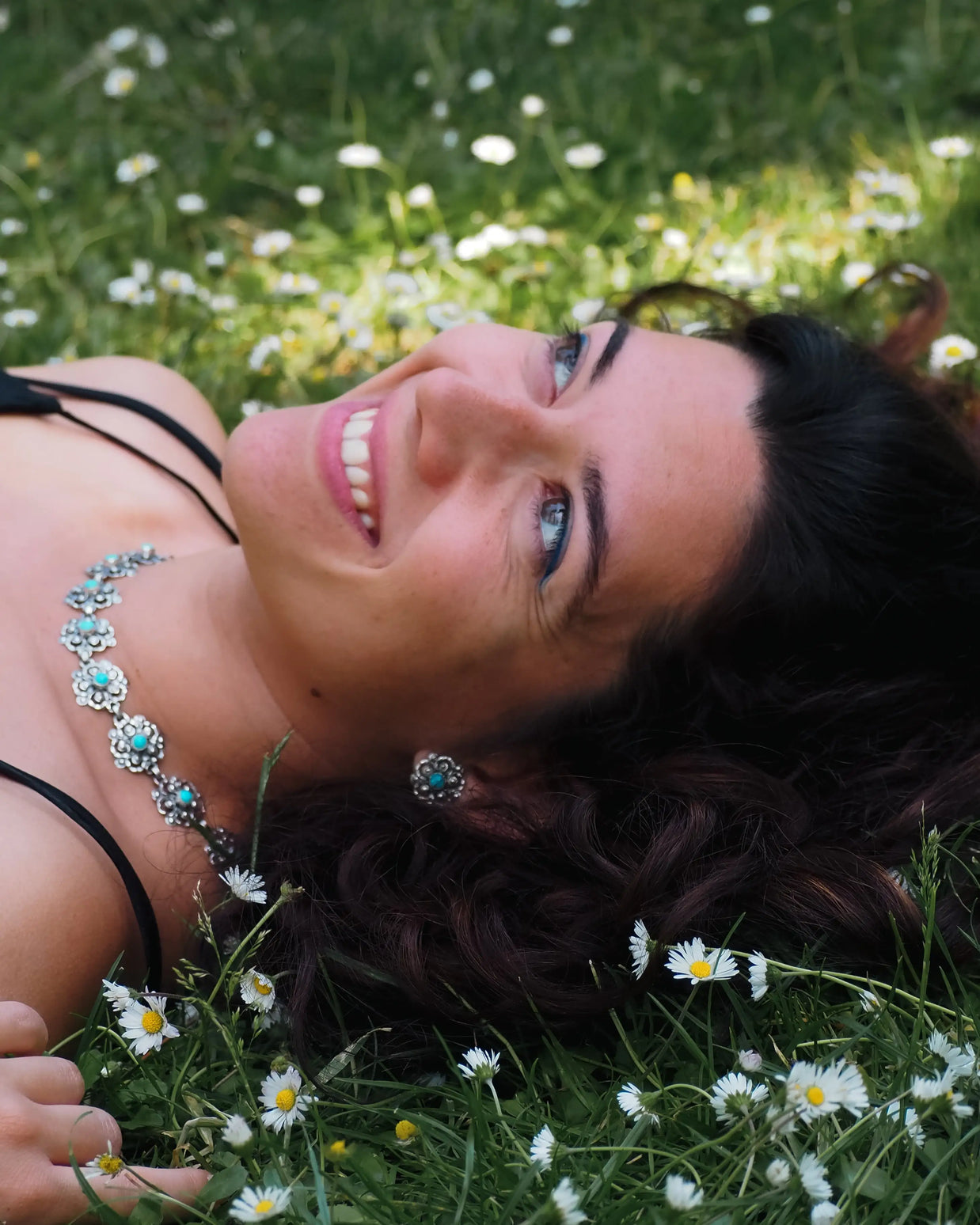 Collar Noemí con piedras turquesa brillantes y colgantes florales