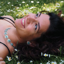 Collar Noemí con piedras turquesa brillantes y colgantes florales