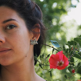 Pendientes pequeños con motivo de paloma plateados