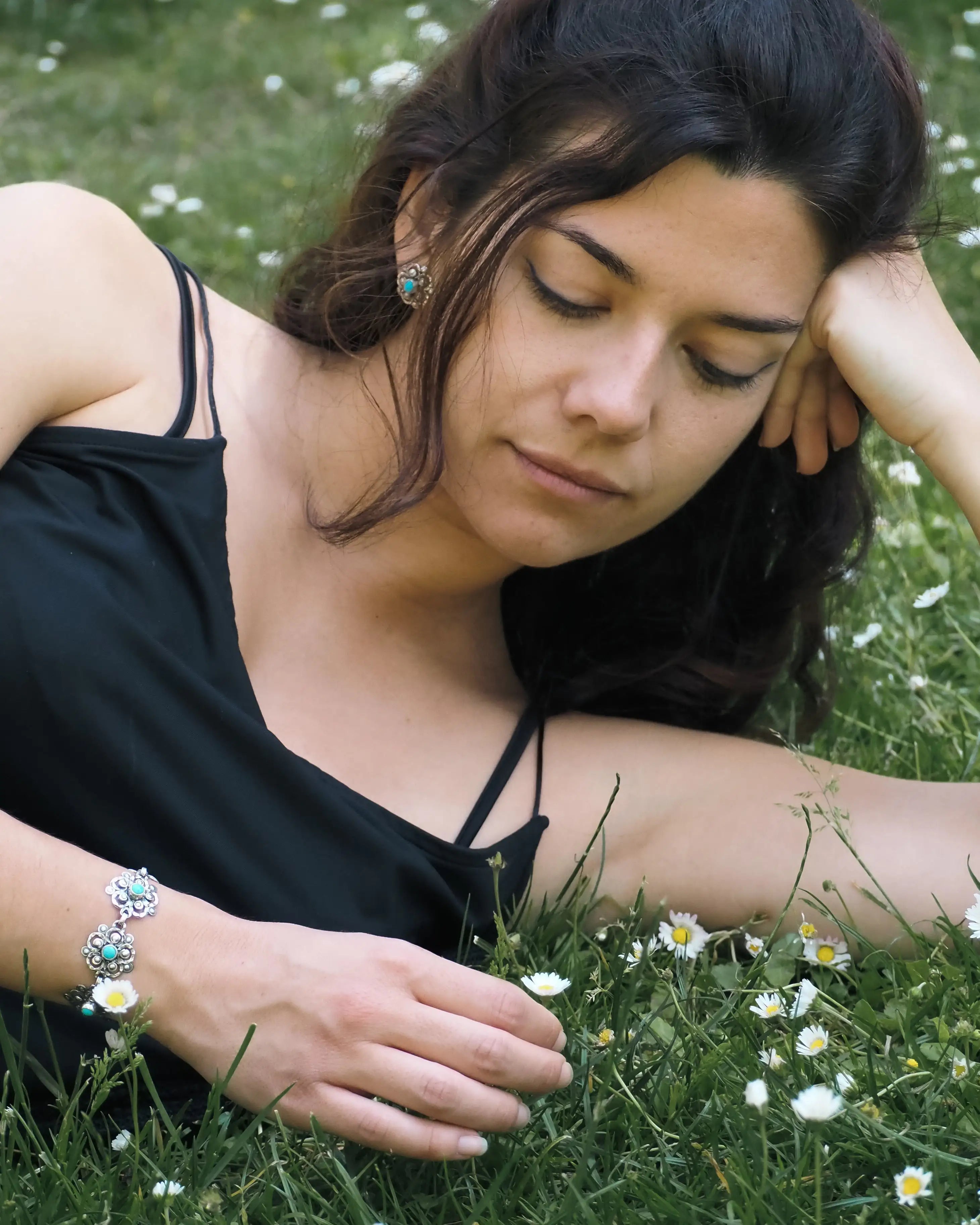 Pulsera turquesa de eslabones con engastes y cierres metálicos