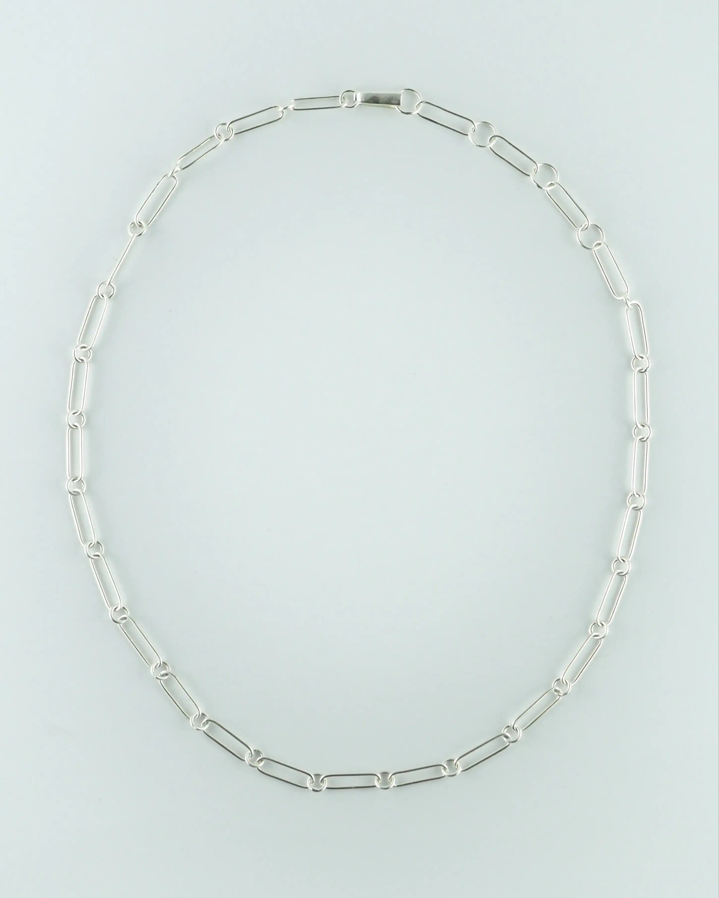 Cadena de plata con eslabones rectangulares, sin colgantes