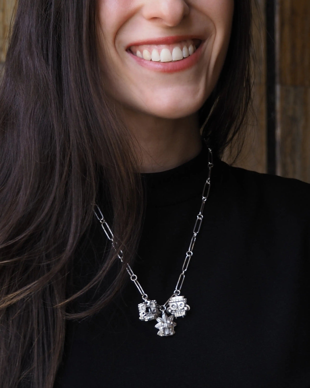 Collar con colgante plateado con figura central y cadena fina