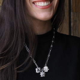 Collar con colgante plateado con figura central y cadena fina