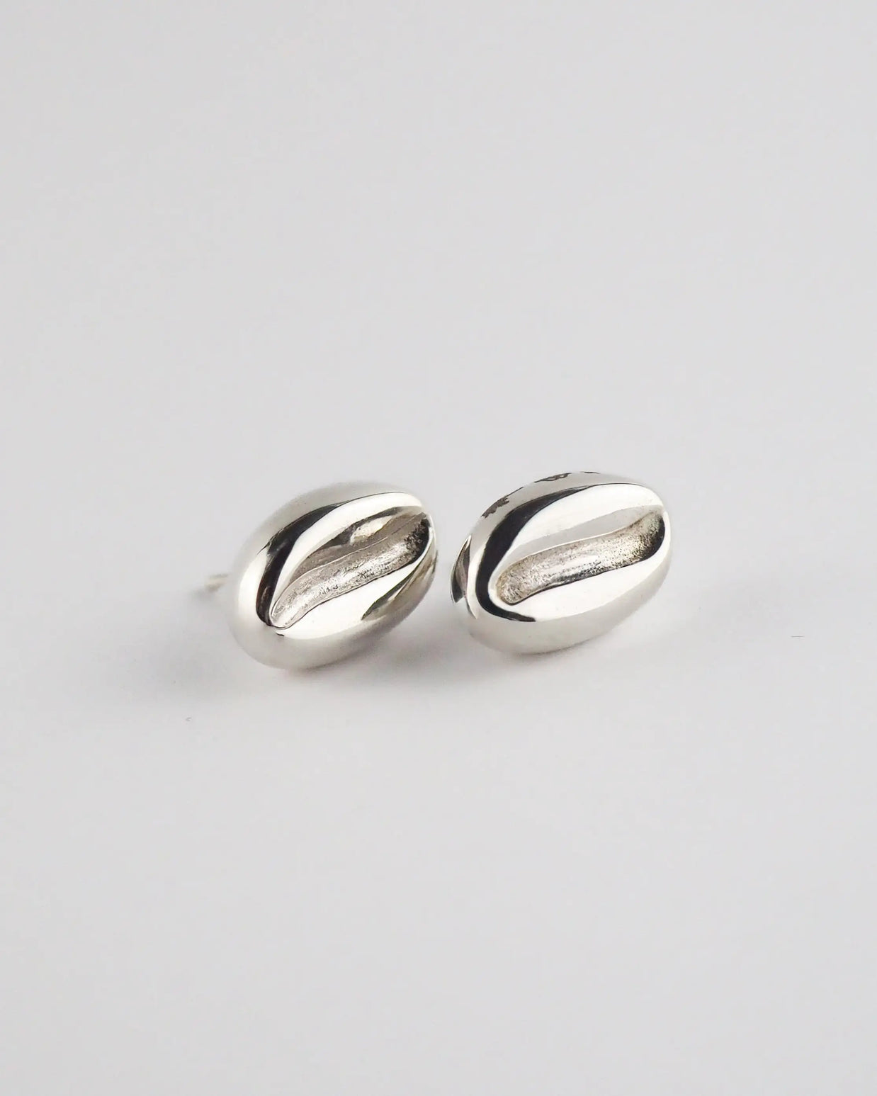 Pendientes ovalados de plata con relieve ondulado y brillo espejo