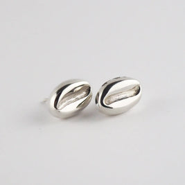 Pendientes ovalados de plata con relieve ondulado y brillo espejo