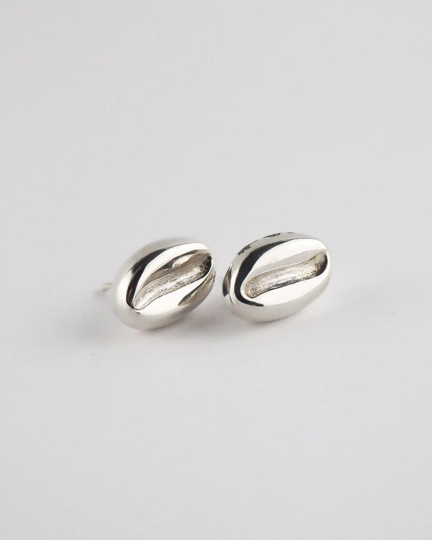 Pendientes ovalados de plata con relieve ondulado y brillo espejo