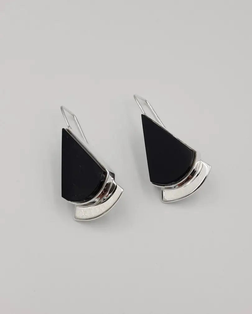 Par de pendientes con pieza negra en forma de triángulo y enganche plateado