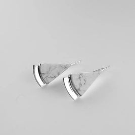 Pendientes de aro geométricos con pieza triangular de mármol gris y gancho plateado