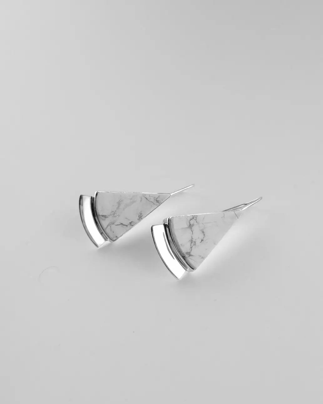 Pendientes de aro geométricos con pieza triangular de mármol gris y gancho plateado