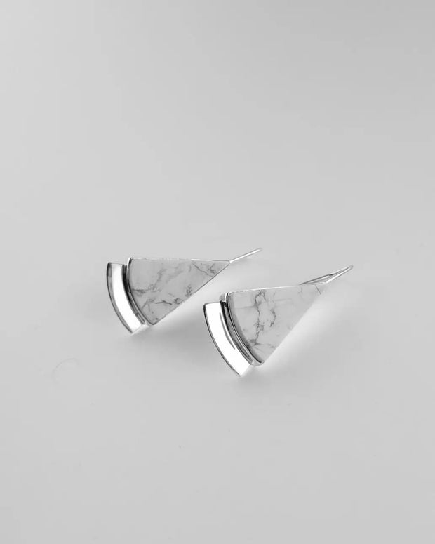 Pendientes de aro geométricos con pieza triangular de mármol gris y gancho plateado