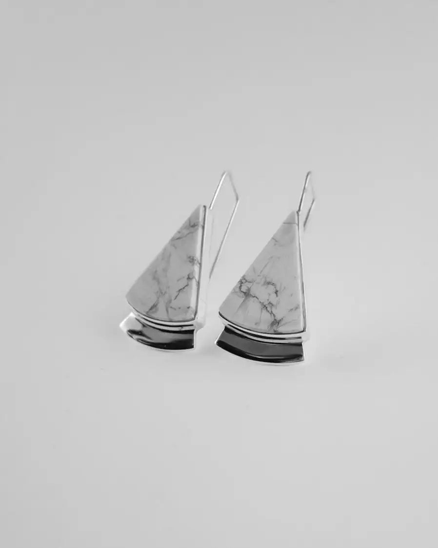 Pendientes triangulares colgantes con acabado plateado y resina veteada tipo mármol gris