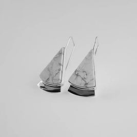 Pendientes triangulares colgantes con acabado plateado y resina veteada tipo mármol gris