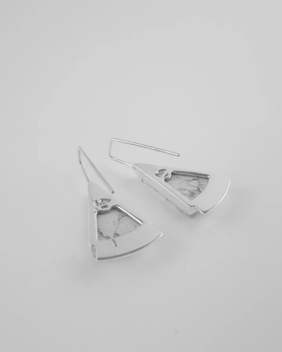 Pendientes triangulares con gancho largo y diseño asimétrico con veteado mármol gris