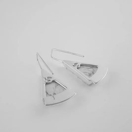 Pendientes triangulares con gancho largo y diseño asimétrico con veteado mármol gris