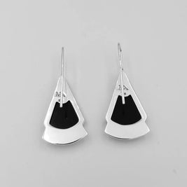 Pendientes colgantes plateados con pieza negra triangular y cierre tipo gancho