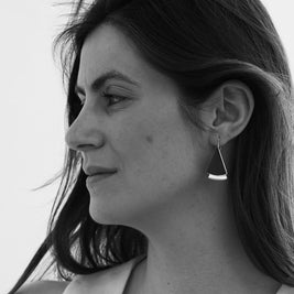 Pendientes colgantes con pieza negra y aro plateado, en la oreja