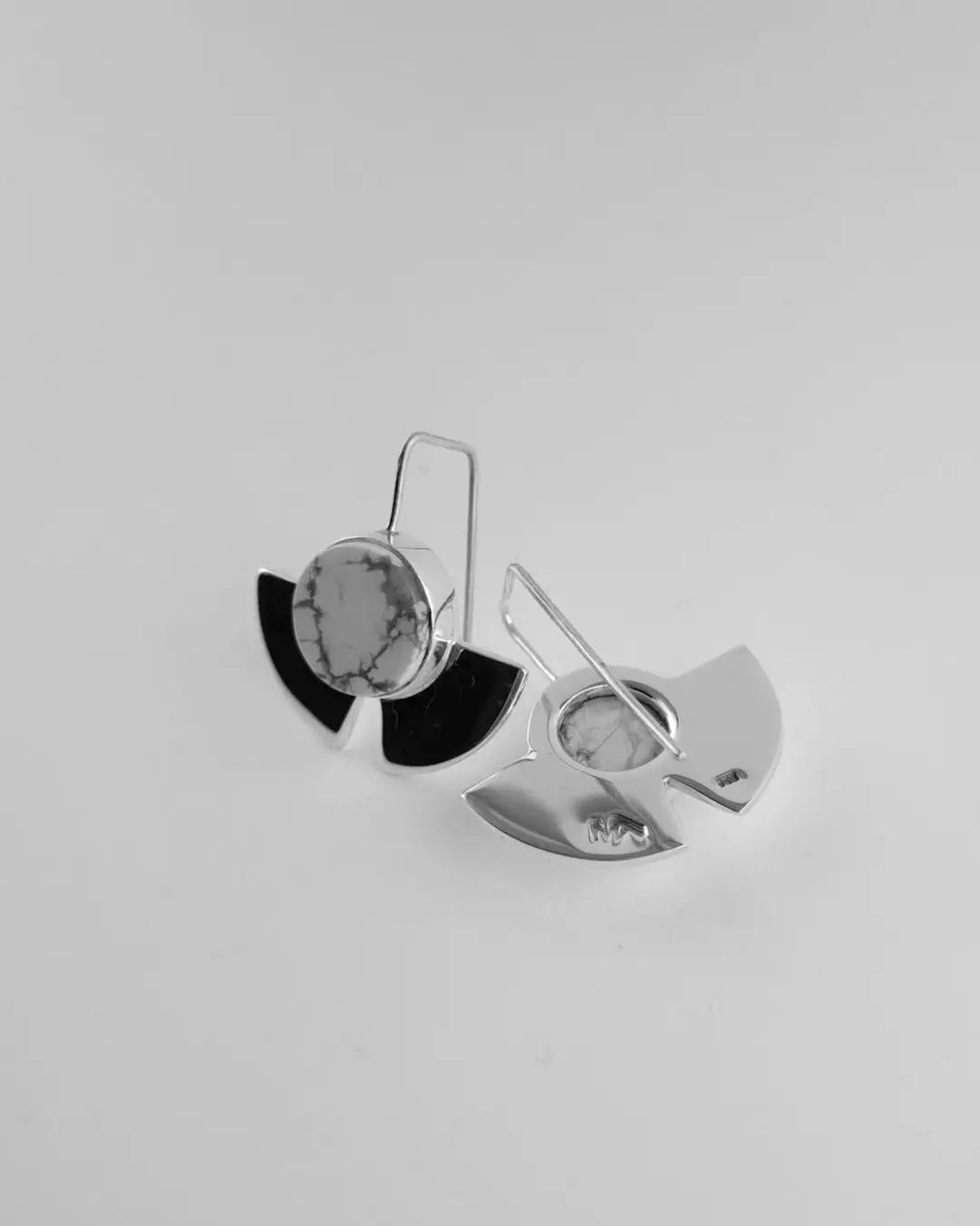 Pendientes con disco redondo jaspe gris y dos piezas metálicas en contraste.