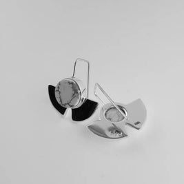 Pendientes con disco redondo jaspe gris y dos piezas metálicas en contraste.