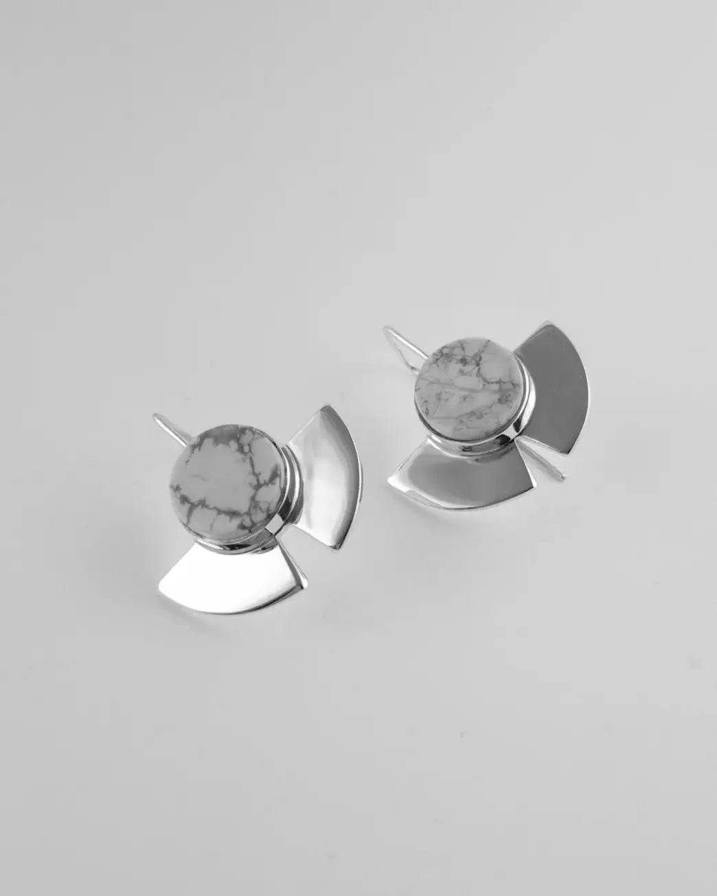 Pendientes con discos jaspe gris y aletas plateadas y negras, colgantes.