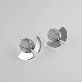 Pendientes con discos jaspe gris y aletas plateadas y negras, colgantes.
