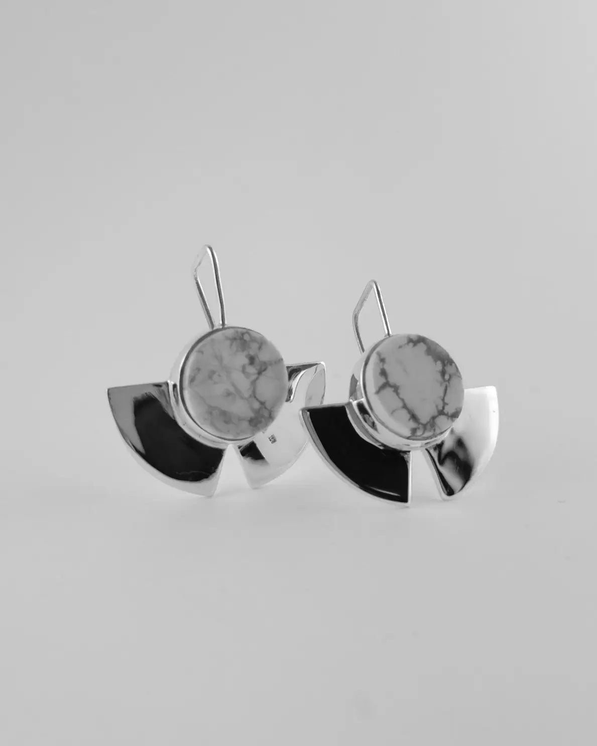 Pendientes con discos redondos jaspe gris y piezas negras colgantes.