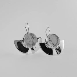 Pendientes con discos redondos jaspe gris y piezas negras colgantes.