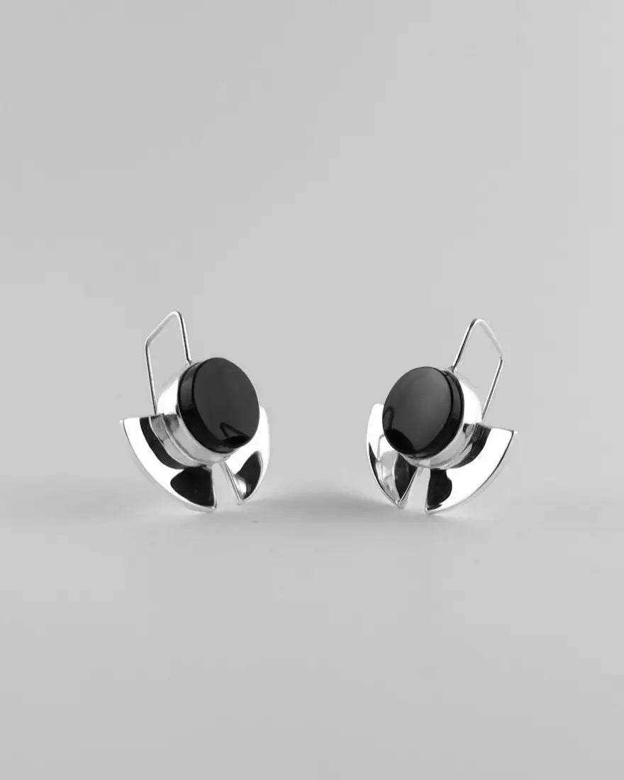 Pendientes de disco negro con metal plateado en forma de media luna