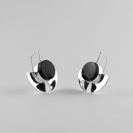 Pendientes de disco negro con metal plateado en forma de media luna