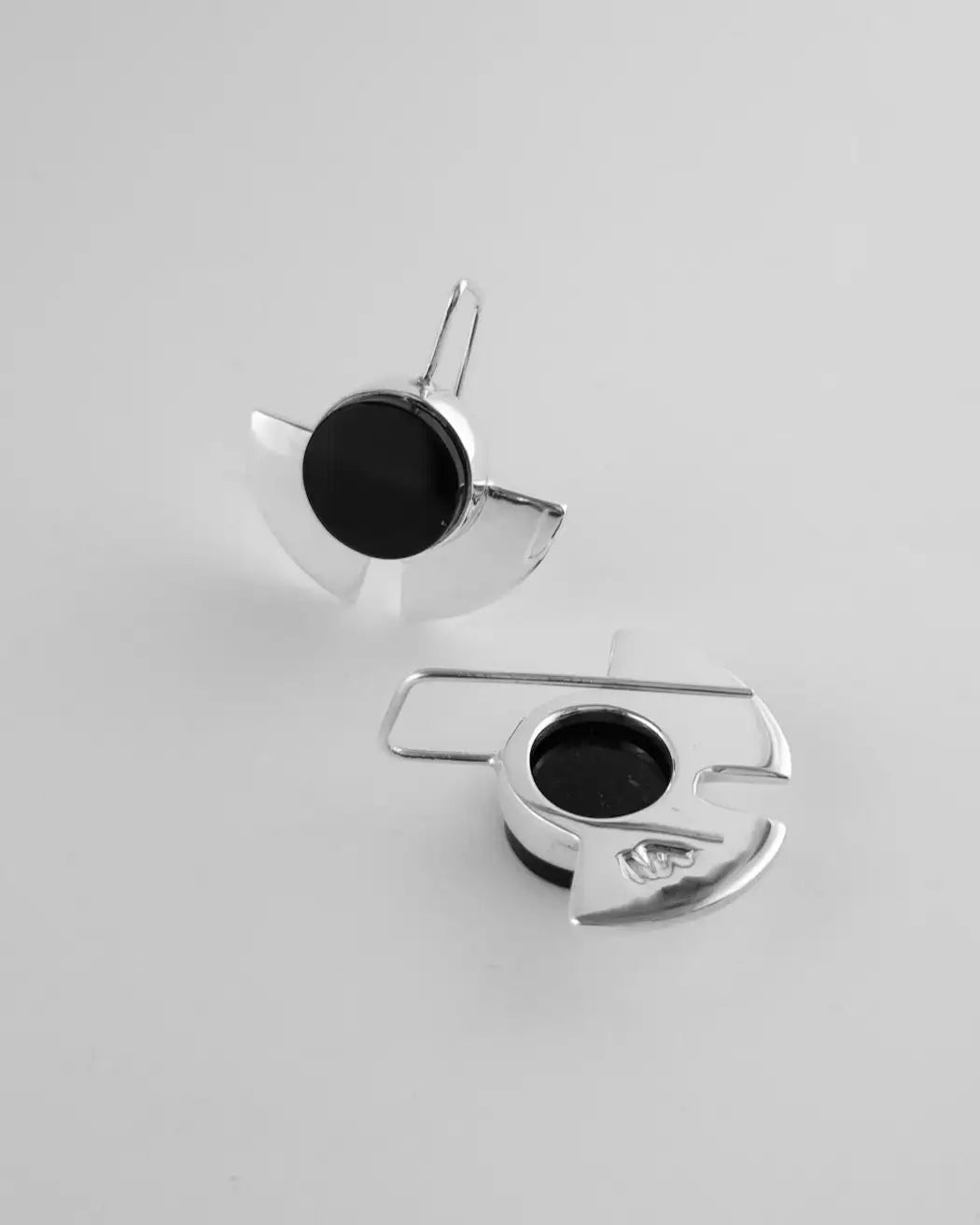 Pendientes dobles con disco negro y piezas plateadas con relieve