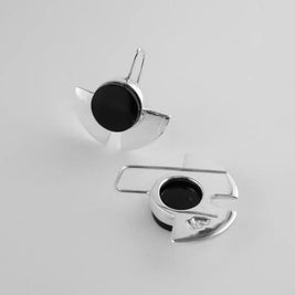 Pendientes dobles con disco negro y piezas plateadas con relieve