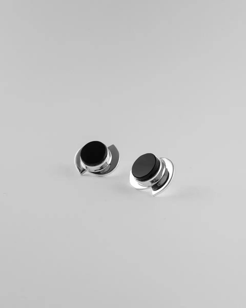 Pendientes elípticos con centro negro y montura plateada