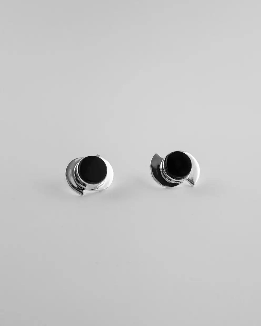 Pendientes elípticos plateados con disco negro