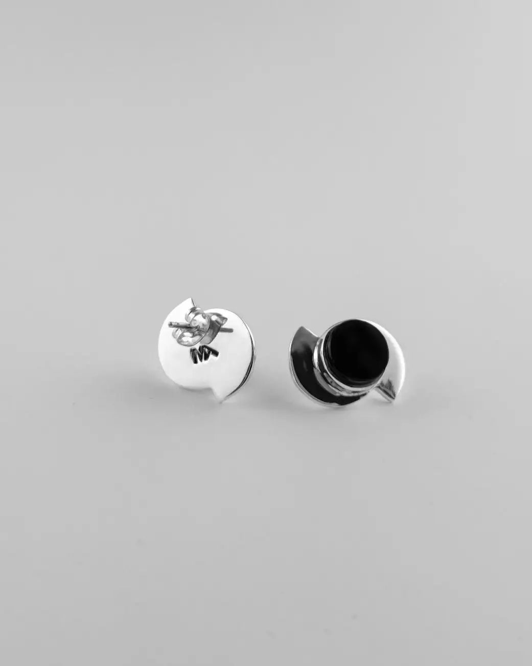 Pendientes con parte trasera plateada y disco negro