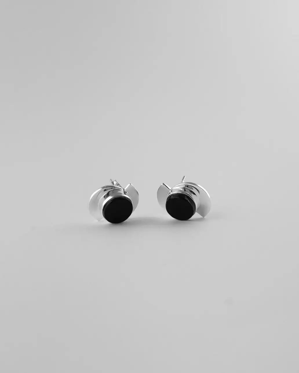 Pendientes elípticos de metal plateado con disco negro