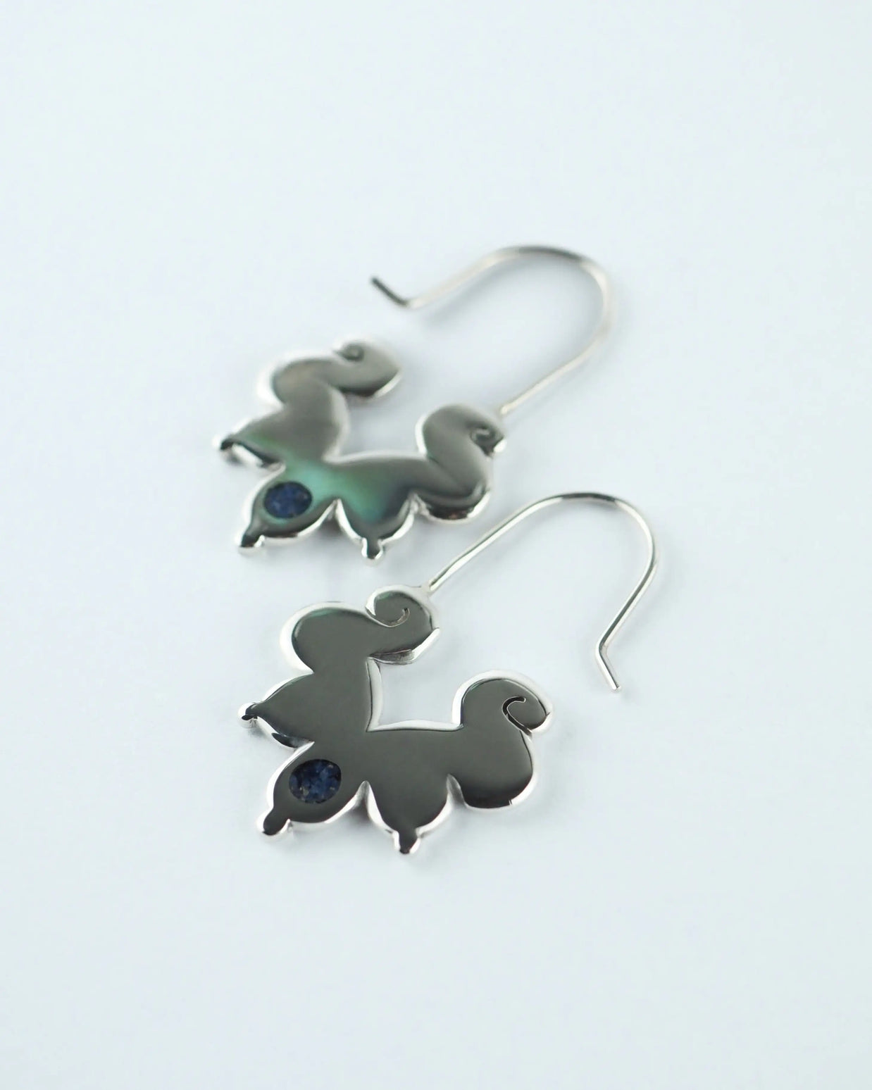 Pendientes de elefante con piedra azul y enganches en metal plateado