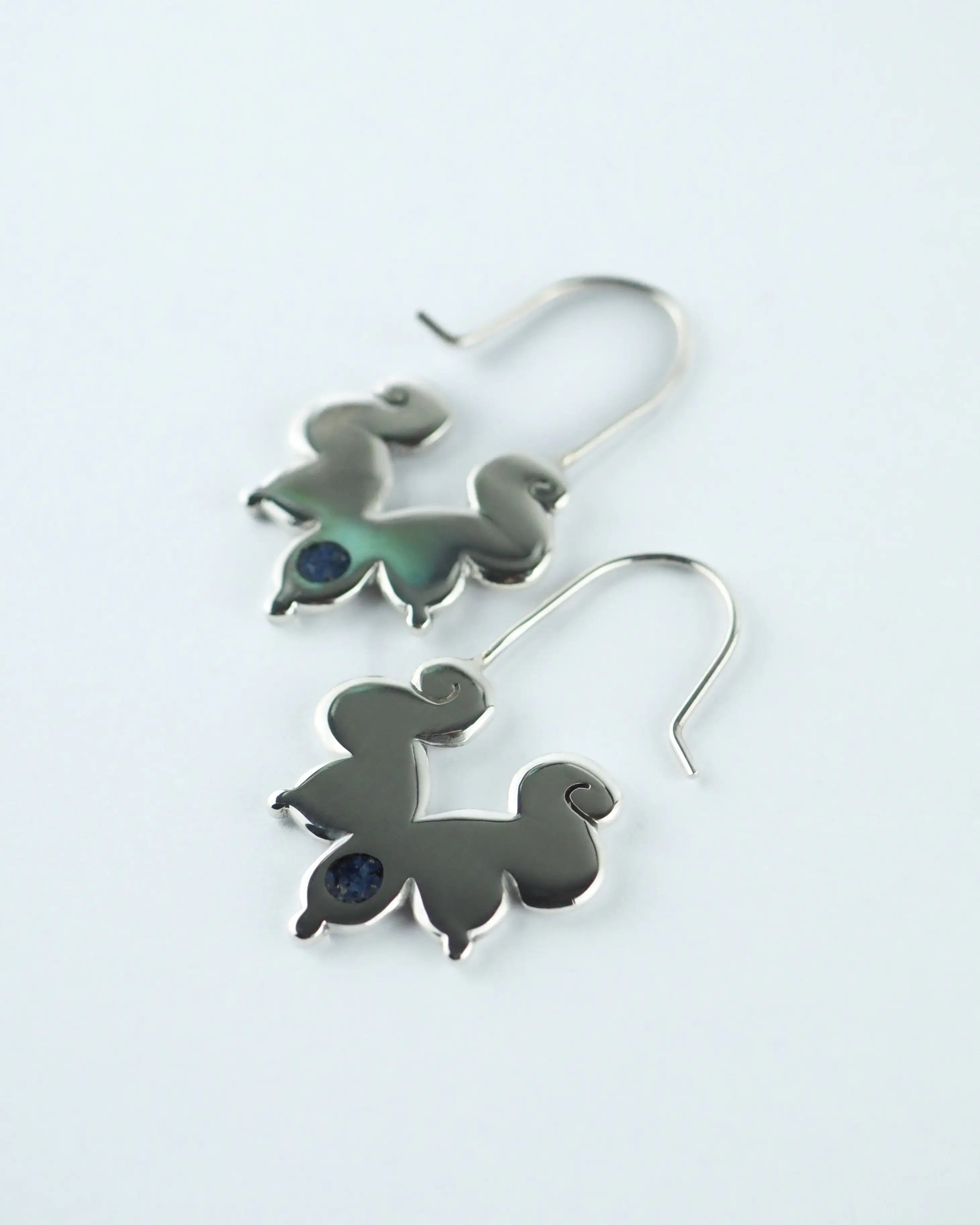 Pendientes de elefante con piedra azul y enganches en metal plateado