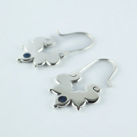 Pendientes con motivo de elefante y piedra azul en metal plateado