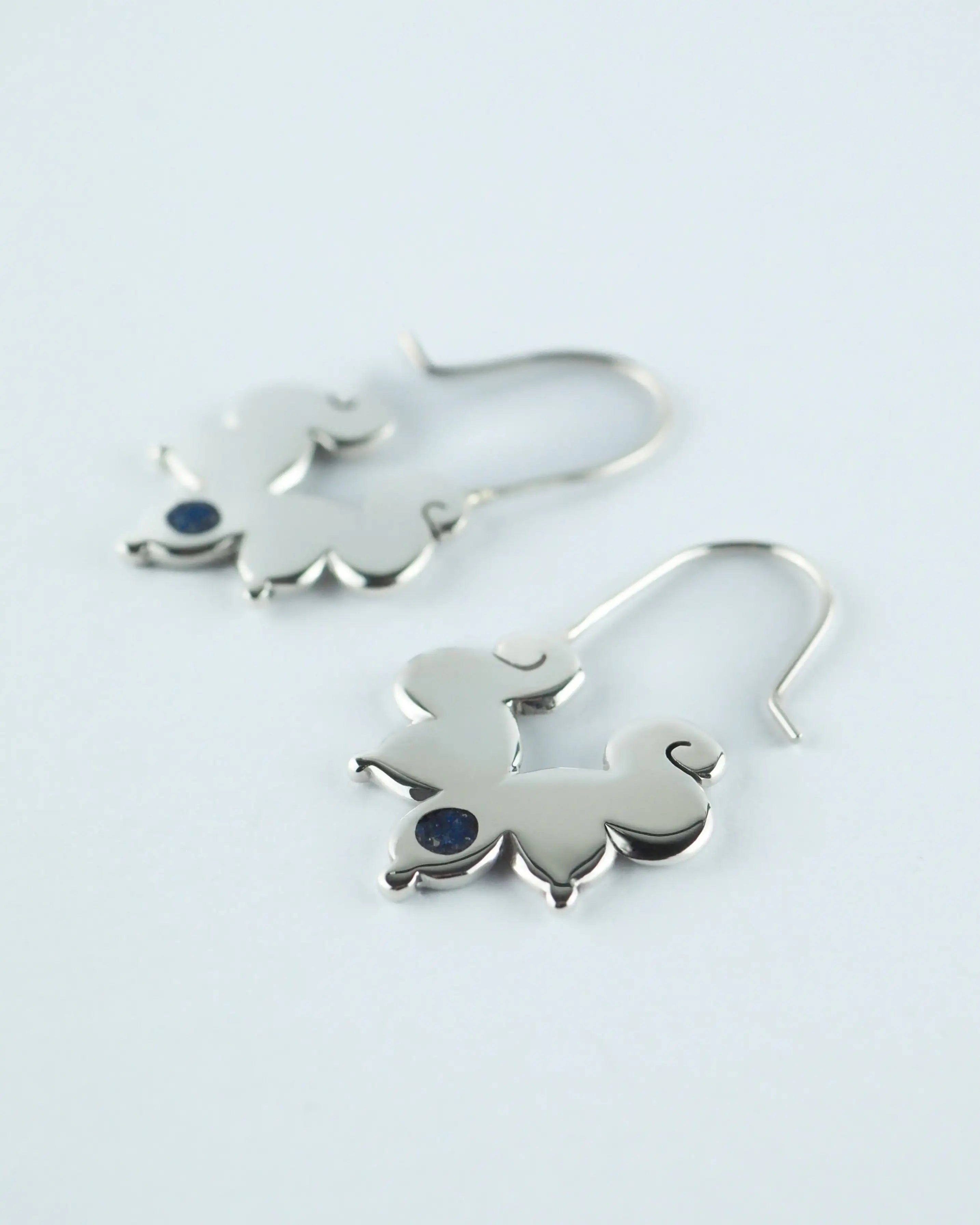 Pendientes con motivo de elefante y piedra azul en metal plateado