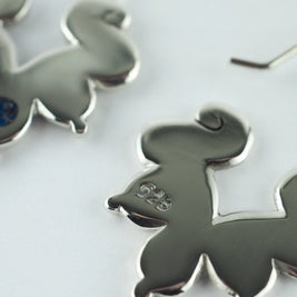 Pendientes con figura de elefante y piedra azul, detalle del colgante
