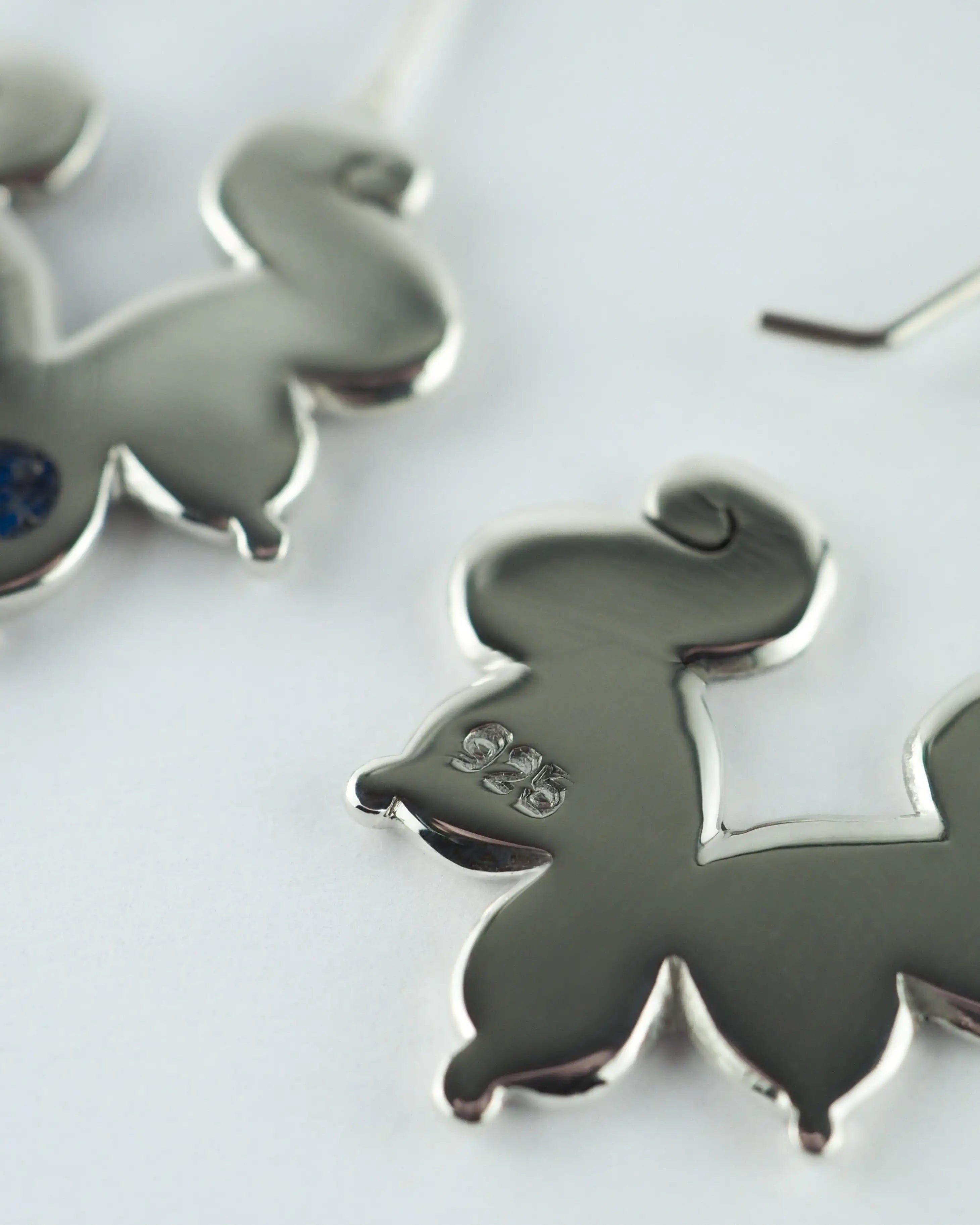 Pendientes con figura de elefante y piedra azul, detalle del colgante