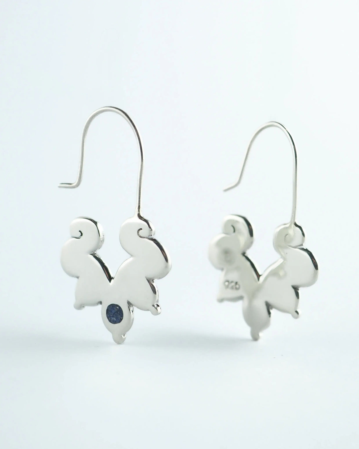 Pendientes colgantes con forma de elefante en metal plateado y piedra azul