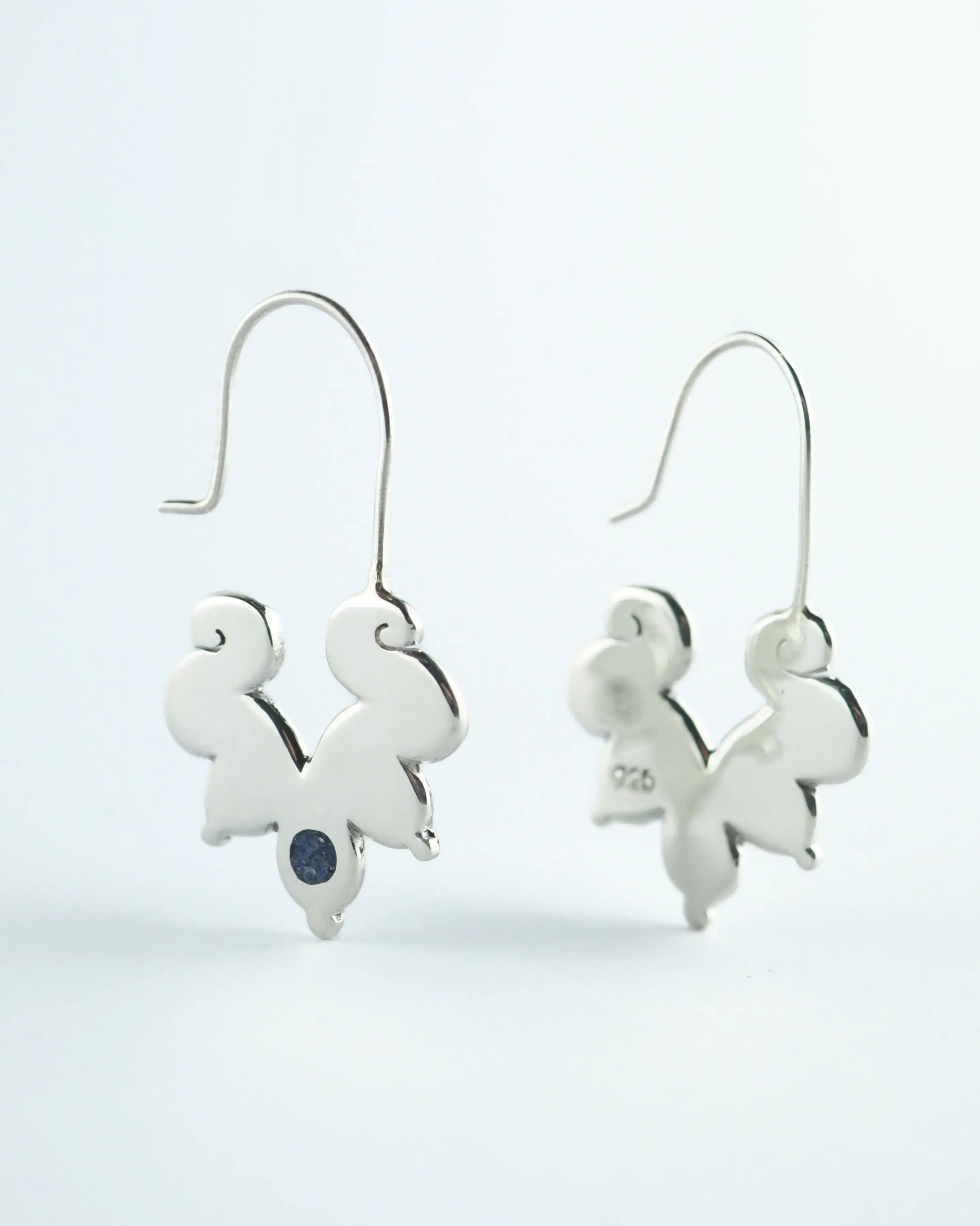 Pendientes colgantes con forma de elefante en metal plateado y piedra azul