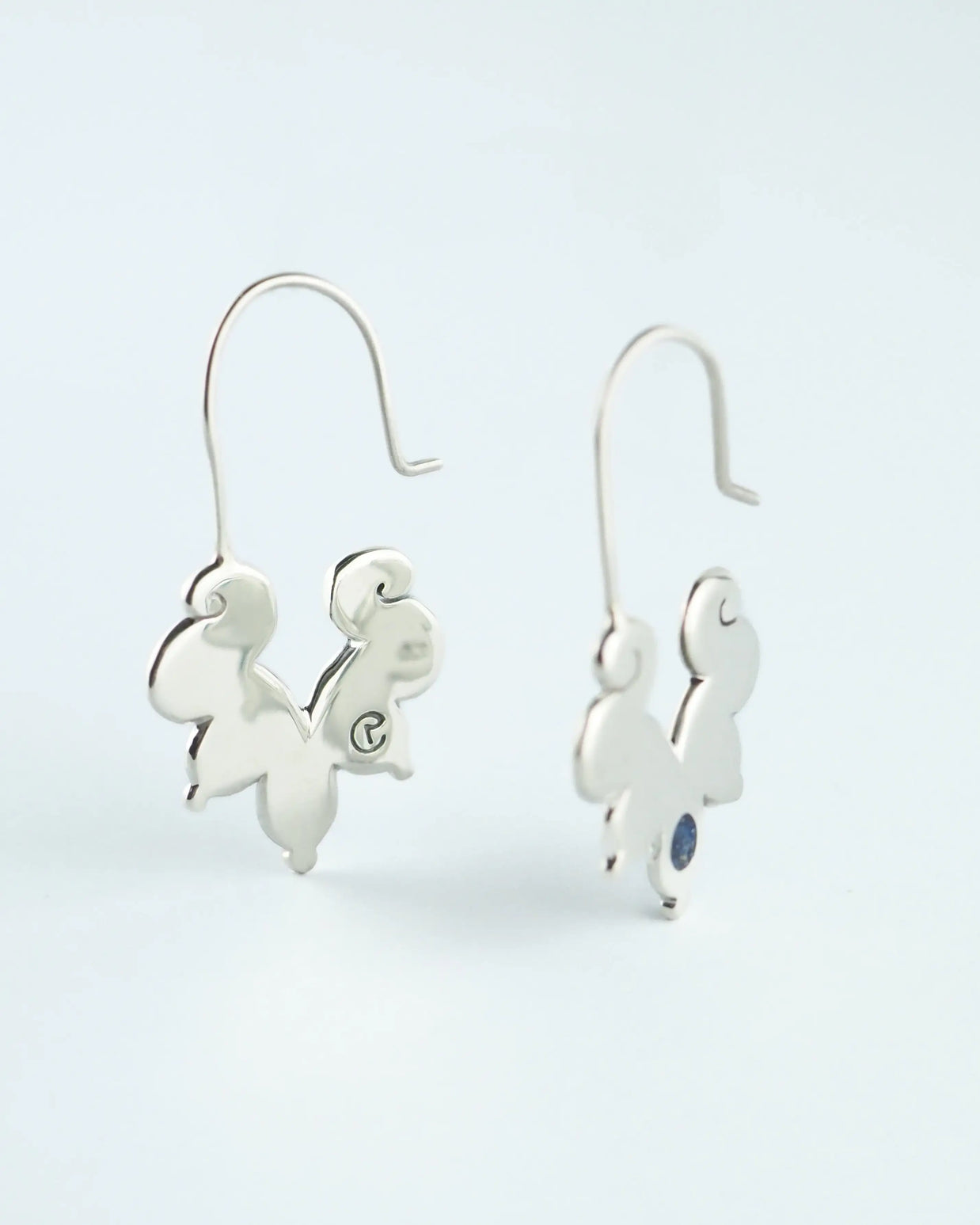 Pendientes colgantes de elefante en metal plateado con piedra azul