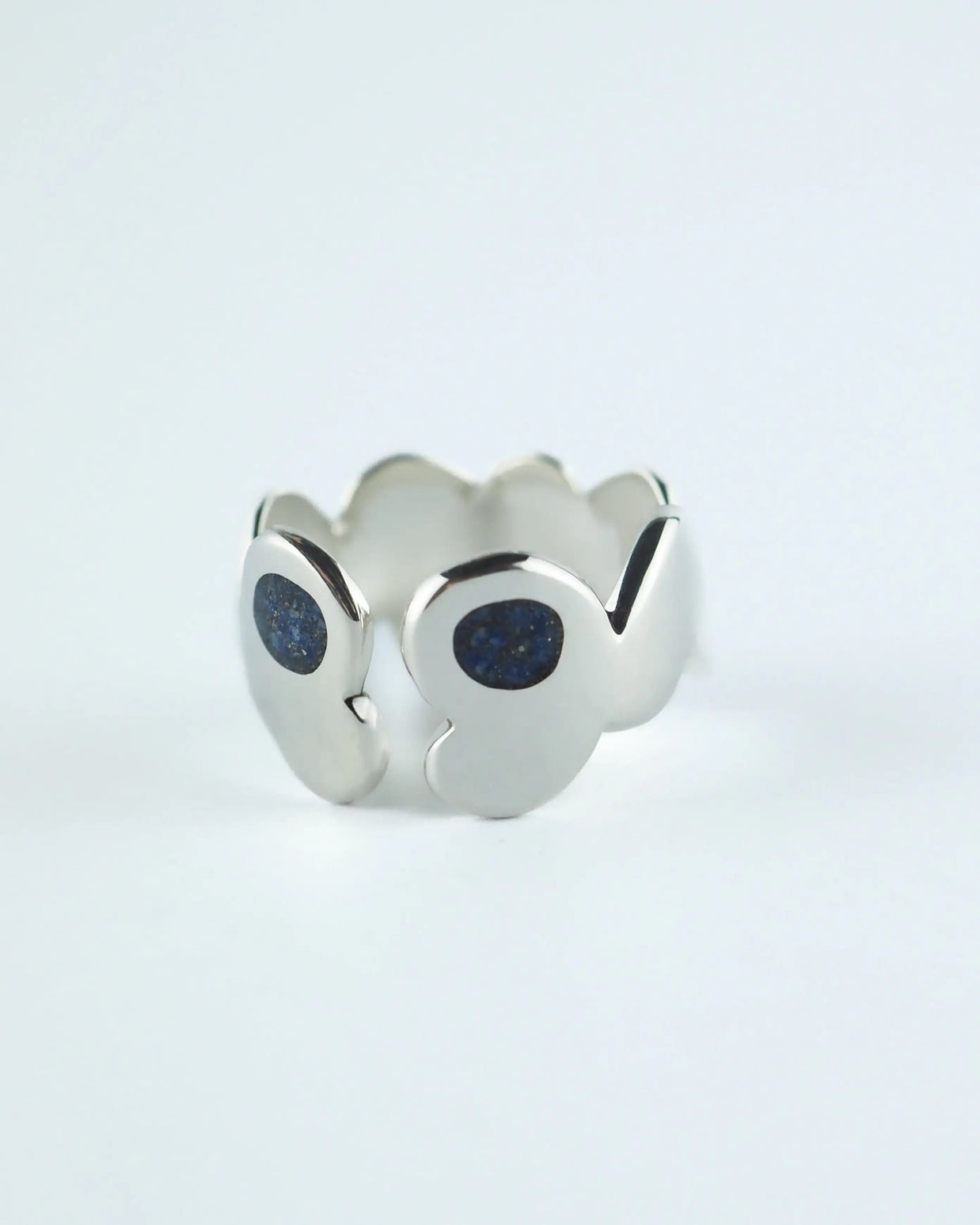 Anillo plateado con piedras azules tipo glitter en el frente
