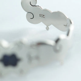 Pulsera plateada con grabado 925 y diseño calado con borde curvo.