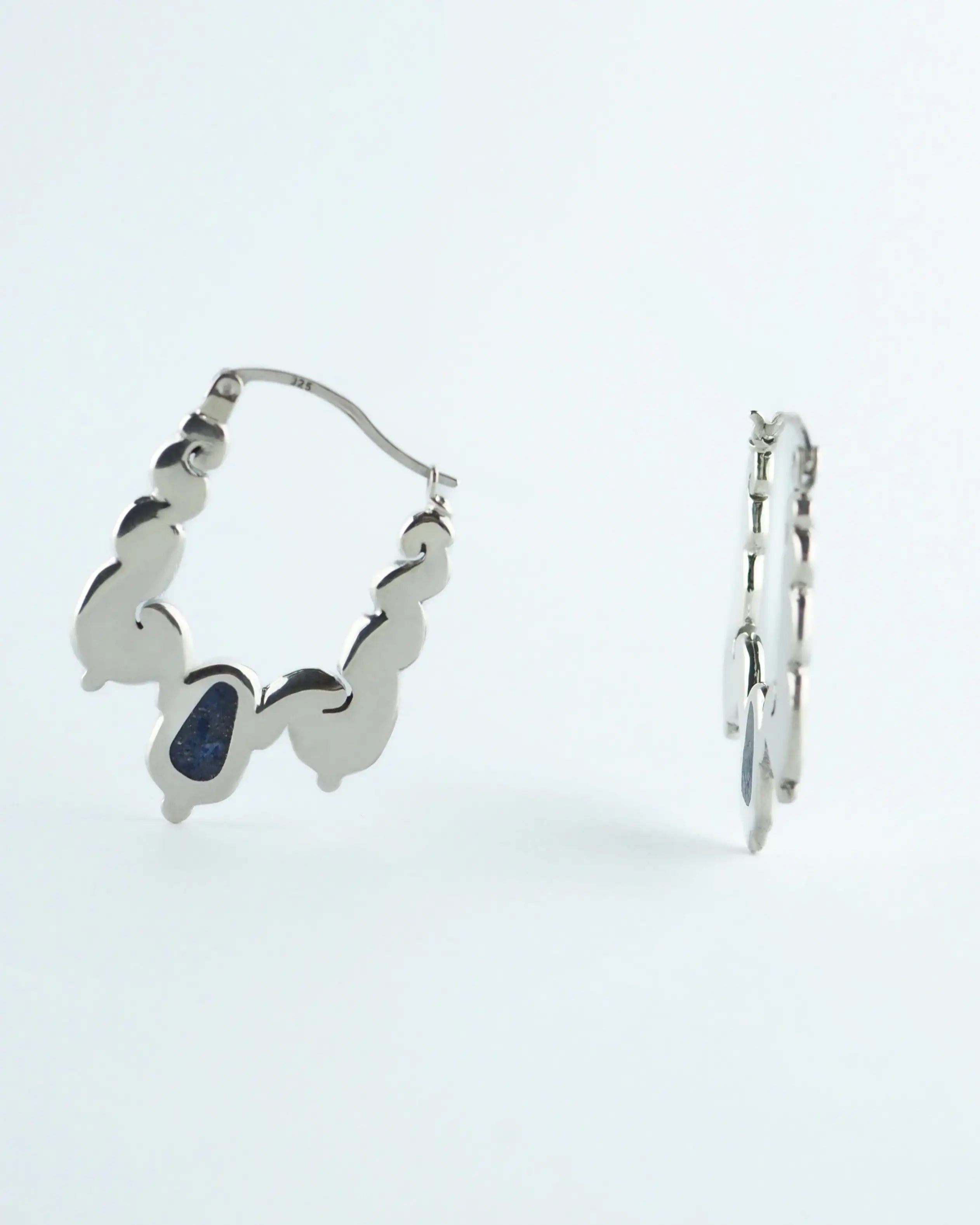 Pendientes Tiahua de aro en metal plateado con colgantes y piedra azul