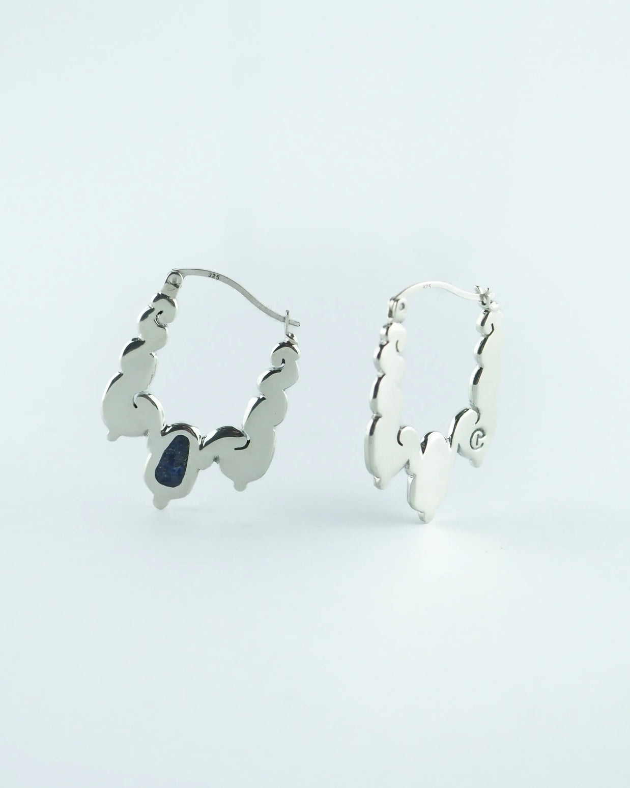 Pendientes de aro Tiahua con colgantes y piedra azul en metal plateado