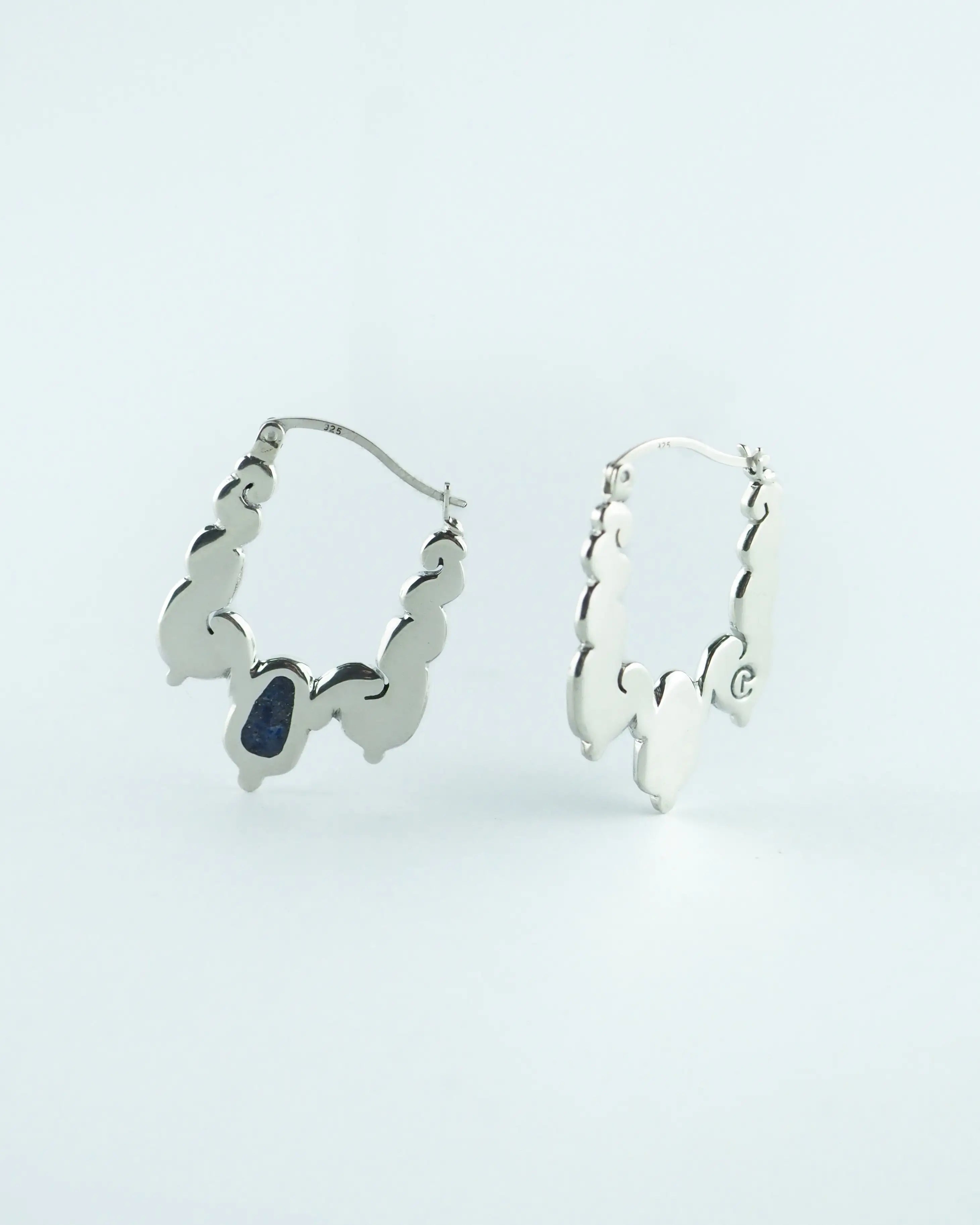 Pendientes de aro Tiahua con colgantes y piedra azul en metal plateado